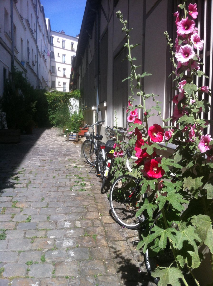 lawomatic's tweet photo. Notre terrasse fleure bon l'été. #coworking #paris #coworkingparis #floraison http://t.co/2PV1GuAg9i
