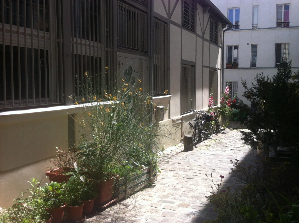 lawomatic's tweet photo. Notre terrasse fleure bon l'été. #coworking #paris #coworkingparis #floraison http://t.co/2PV1GuAg9i