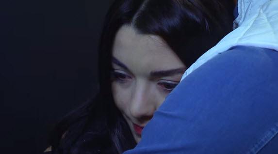 SCTV's tweet photo. Karena cinta akhirnya Zaenab memaafkan Salim.
Saksikan besok #Elif 12.30 WIB http://t.co/9cBAsw8DoX