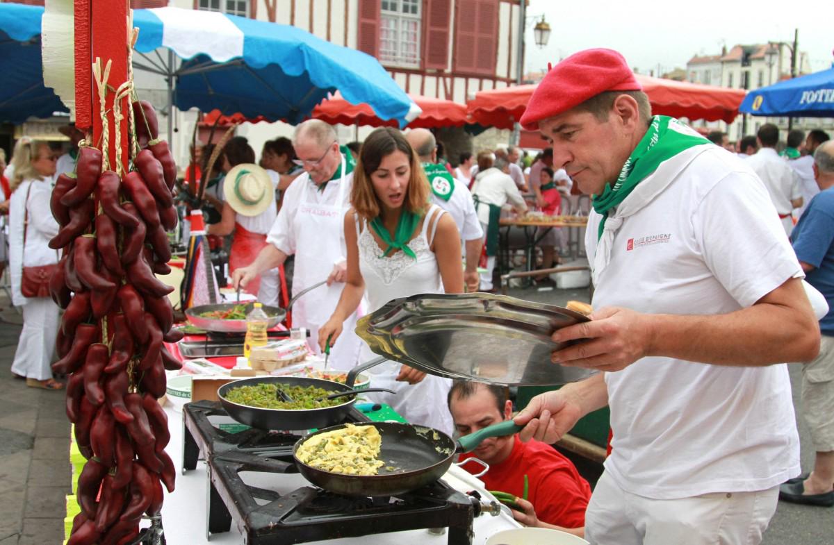 SO_Paysbasque's tweet photo. #Fêtes de #Bayonne : (re)vivez le championnat du monde d'omelette aux piments #FBD2015
http://t.co/wOluGoW0ul http://t.co/vEZLTzle3b
