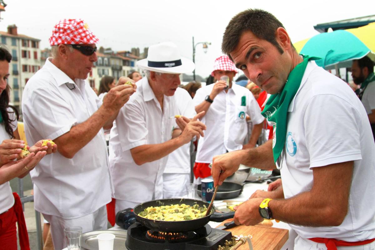 SO_Paysbasque's tweet photo. #Fêtes de #Bayonne : (re)vivez le championnat du monde d'omelette aux piments #FBD2015
http://t.co/wOluGoW0ul http://t.co/vEZLTzle3b
