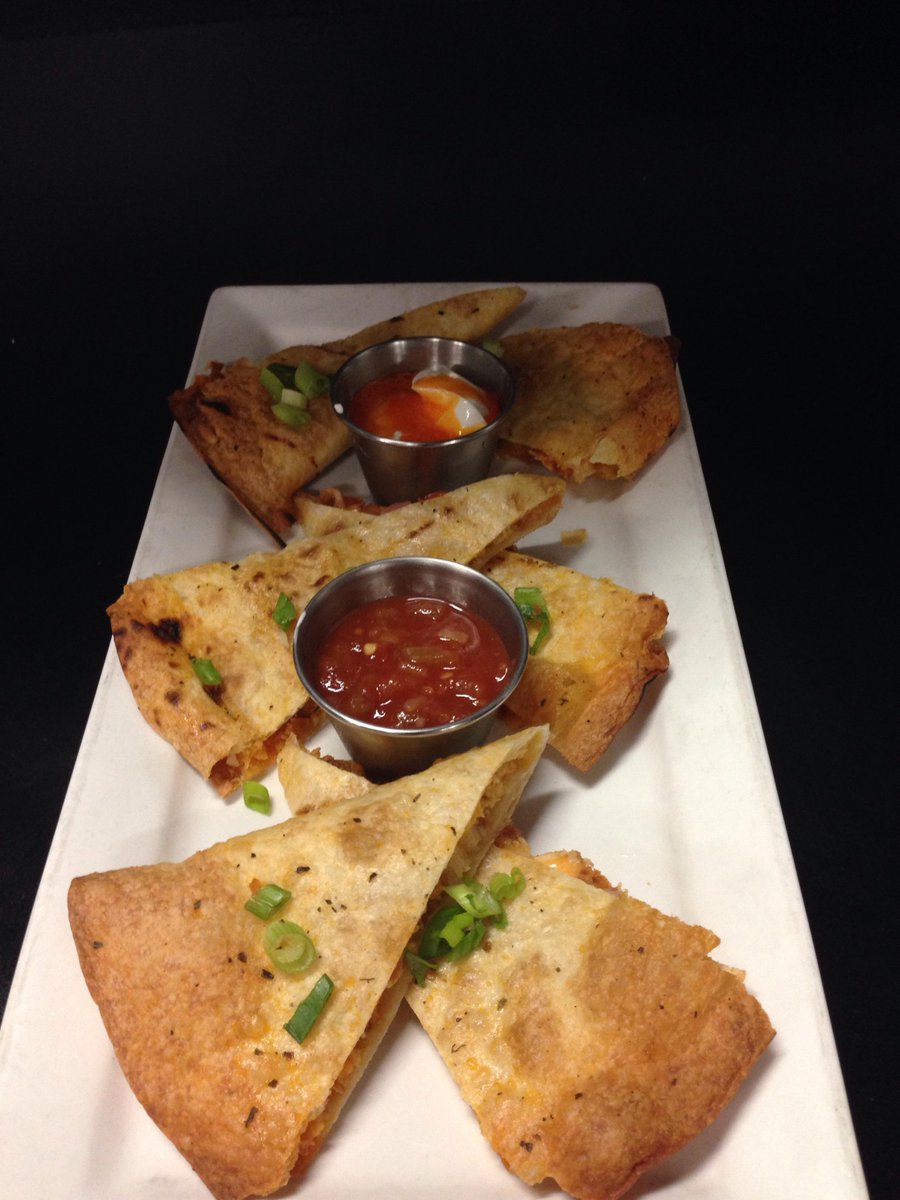 ShoelessBrant's tweet photo. Loco Chicken Quesadillas...need we say more?! #buffalobutter #beattheheatwithmoreheat #SJBRANT http://t.co/WRrrkgNEN6