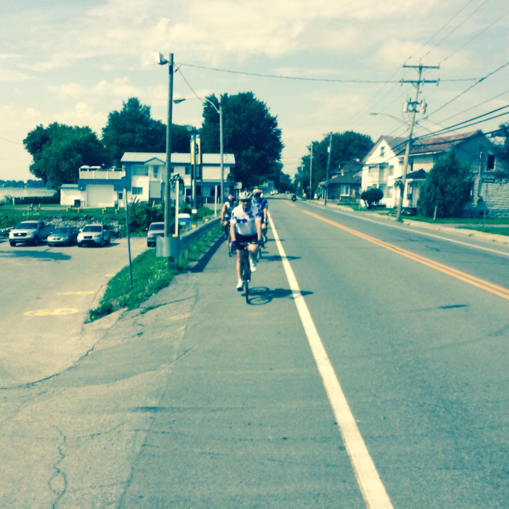PKP_Qc's tweet photo. Notre arrivée à Saint-Sulpice à #velo https://t.co/NrBIWpR1u2 @partiquebecois #polQc http://t.co/SULq6QQSL3