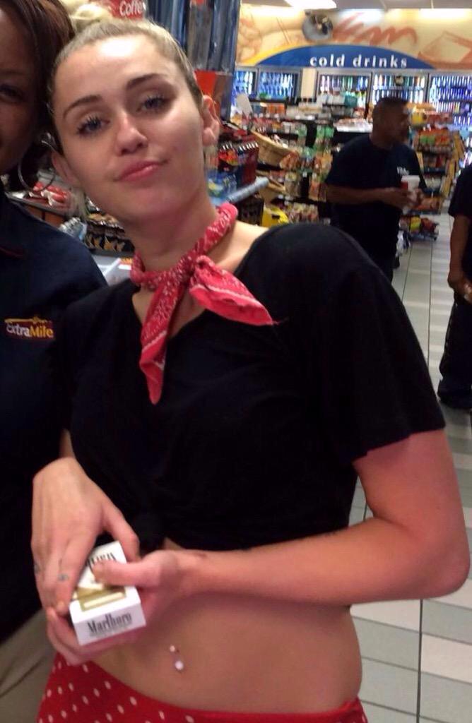 CyrusEvolution's tweet photo. Miley at a gas station yesterday! #MTVHottest Miley Cyrus http://t.co/v2m7qhHHxU