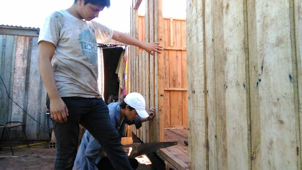 TECHOpry's tweet photo. Hoy levantamos las paredes de hogares más seguros! #Día3 #TDI2015 #IgualdadLatinoamericana @TECHOChile http://t.co/MbVUB8RdwC