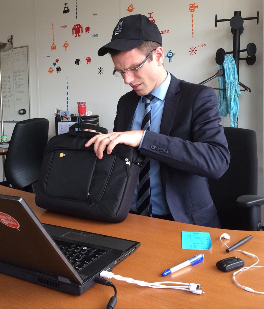leroy_morgan's tweet photo. Bien faire son sac avant un rendez-vous client, c'est important ! Bravo @DamienCurien ! #FUNgénieur @SII_IDF http://t.co/yuBwu0v9qe