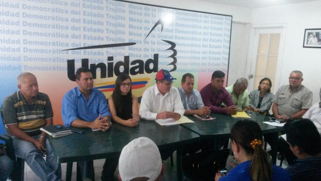 RebaZambrano's tweet photo. Rueda de prensa tema #Salud de @manoloparilli candidato #AN C1 #trujillo. #Unidad http://t.co/KE5xMa2Jrg