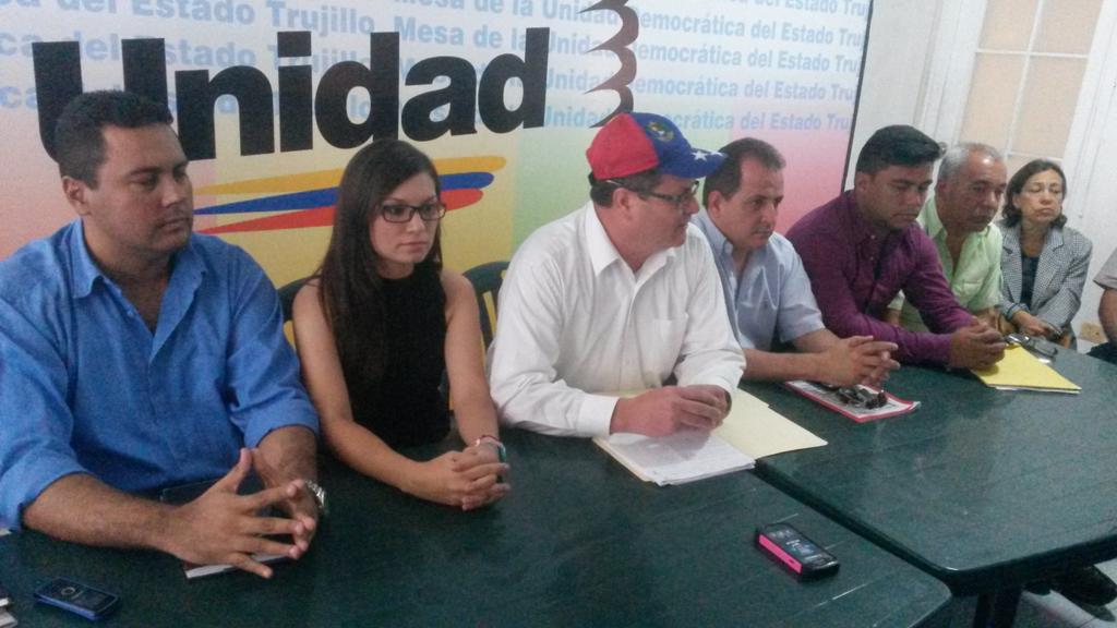 RebaZambrano's tweet photo. Rueda de prensa tema #Salud de @manoloparilli candidato #AN C1 #trujillo. #Unidad http://t.co/KE5xMa2Jrg