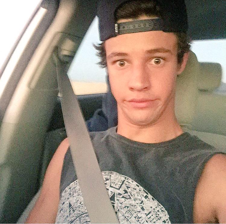Isabel_Fangurl_'s tweet photo. When you see @camerondallas posts a picture on Instagram 😍 http://t.co/q74TtxwHV5