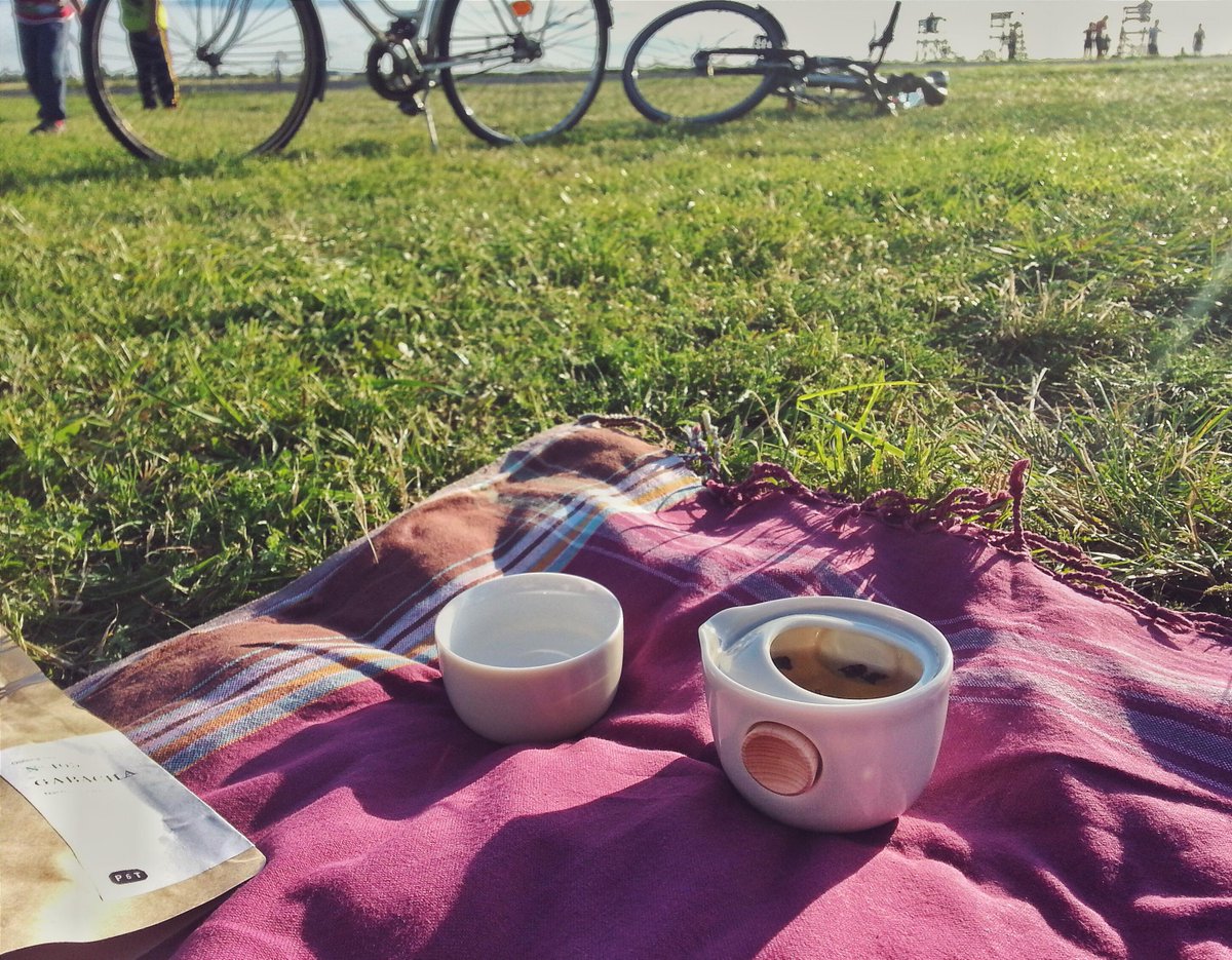 We had a lovely team picnic Sunday. Of course the handy Be-Bop Travel Set had to come along! paperandtea.com/be-bop