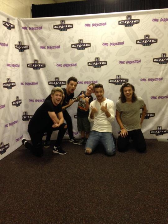 IndiaAnd1D's tweet photo. Boys with a tiny fan. Aww😍 #OTRAKansasCity 
 #MTVHottest One Direction -S♡ http://t.co/ZpNGkkQWGe
