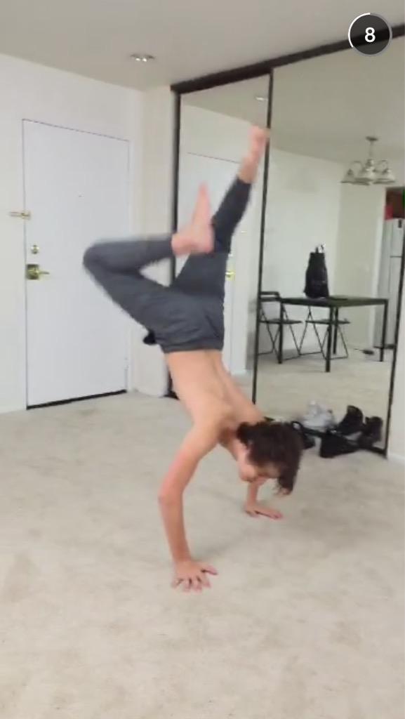 Colbysfavebae's tweet image. Handstands 👏😂❤️❤️ @itscolbybrock
