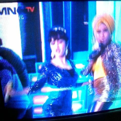 koesmessi9's tweet photo. Wow..keren n Hebohnya goyangnya ka @juliaperrez saat Dona nyanyi KeretaMalam cint..!! Huhu #DMDShow #MNCTV Wess ok!! http://t.co/hGRTLb6BJ9