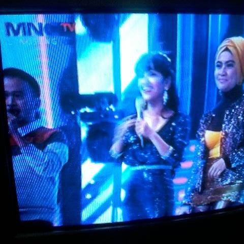 koesmessi9's tweet photo. Wow..keren n Hebohnya goyangnya ka @juliaperrez saat Dona nyanyi KeretaMalam cint..!! Huhu #DMDShow #MNCTV Wess ok!! http://t.co/hGRTLb6BJ9