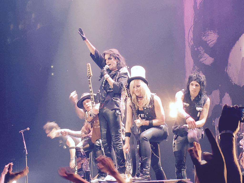 Angie829h's tweet photo. #BestNightEver #AliceCooper http://t.co/vEBzIsRhxI