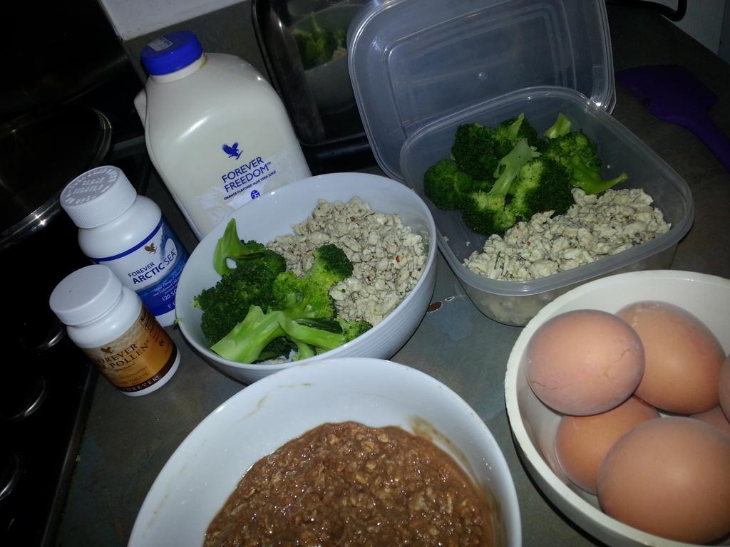 LauraGrins's tweet photo. Meal prep betchesss! #diet #lean #fitness #gains #superhero #progress #fitfam #essentials @OfficialForever http://t.co/DbSuzZIH9w