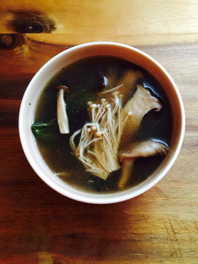 Our #mushroom broth: vitamin B and D, zinc and much more. Plus, it's quick and simple. #lovemushrooms #mushroombook