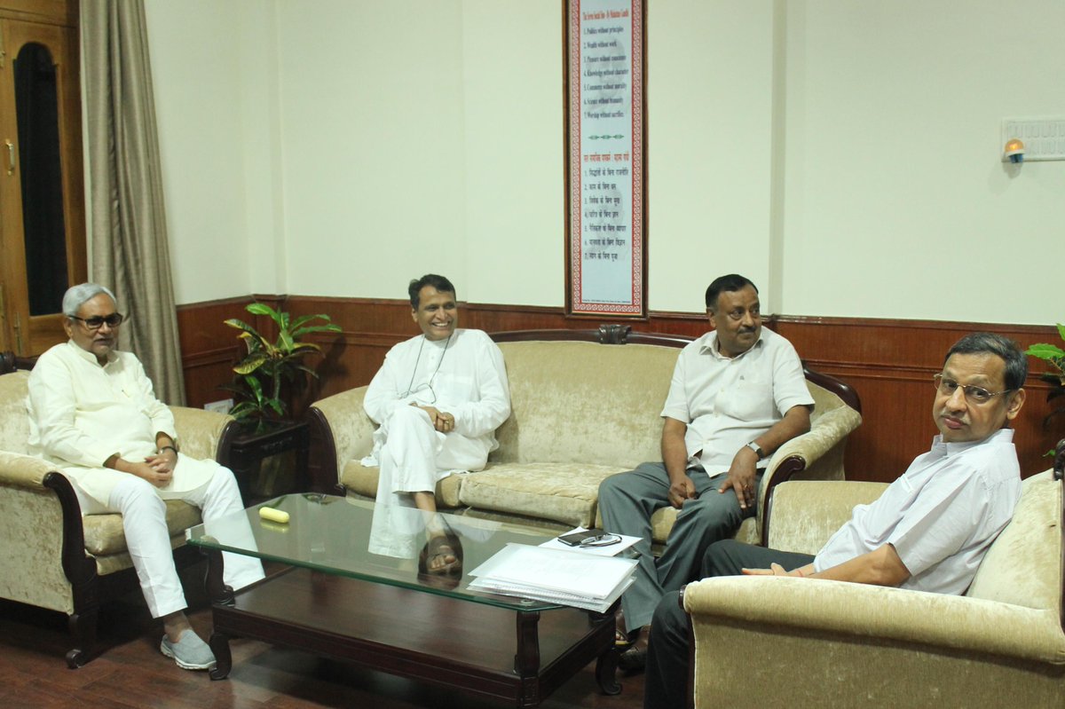 PRODanapur's tweet photo. Hon'ble MR Sri Suresh Prabhu &amp; GM/ECR, Sri A.K.Mittal in a meeting with Hon'ble CM,Bihar Sri Nitish Kumar. http://t.co/nCMYe9pnwk