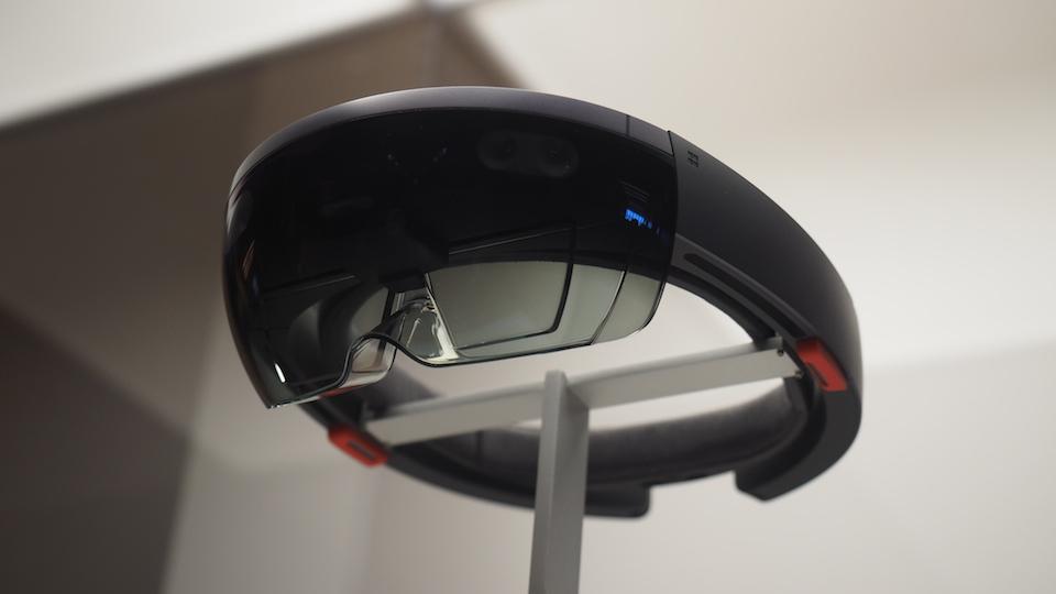 engadget's tweet photo. Microsoft has a trick for making holograms from live video http://t.co/2XEDnKqRM6 http://t.co/uuskXAI1If