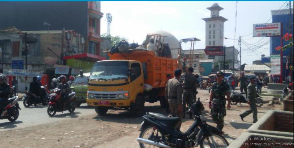 disperkimtan's tweet photo. @UPTDWilBaleendah Pemindahan PKL Dayeuhkolot ke Zipur Bersama  @Satpolppkab_bdg  290715 #salamsabilulungan @Kang_DN1 http://t.co/q8LX52Mazj