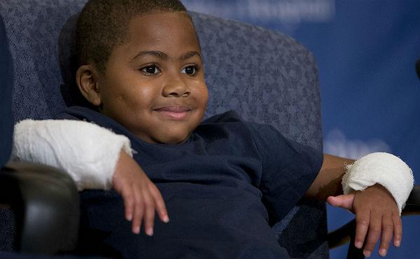 elperiodico's tweet photo. Zion #Harvey, el primer niño del mundo que se somete a un #trasplante de las dos manos http://t.co/3rR1Y8GVVR http://t.co/aMJkwsT1GS
