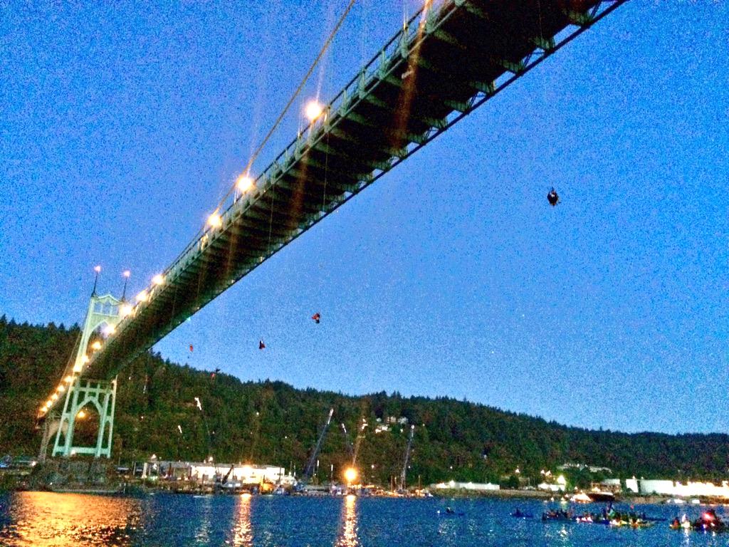 BrentWeisberg's tweet image. Shell protestors dangle from St. Johns Bridge in N. Portland. koin.com/2015/07/29/kay… #KOIN6News #ShellNo #PDXvsShell