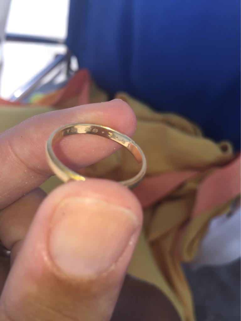 JimmyGhione's tweet photo. Trovata fede sulla spiaggia #isuledda a #santeodoro. All'interno il nome BRIGITTE. Condividete! http://t.co/9aGVPeqZLM