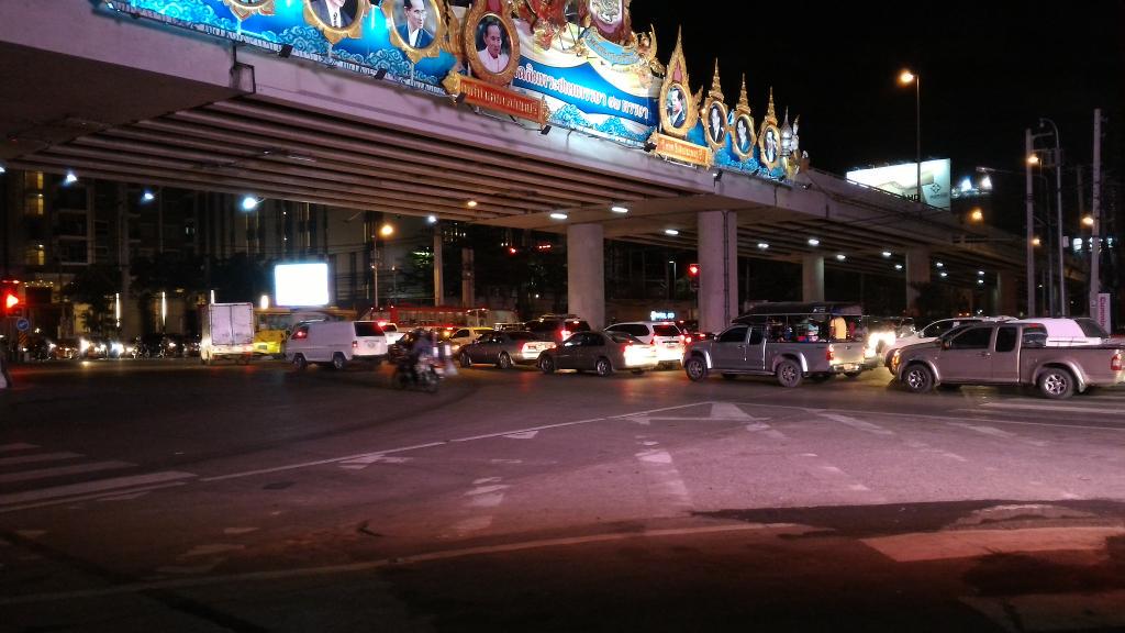 furdec's tweet photo. @js100radio จากกระทรวงสาธารณสุขไปเดอะมอลหลีกเลี่ยงนะครับติดจนล้นแยกแครายแล้ว http://t.co/zoKjMQc7Bx