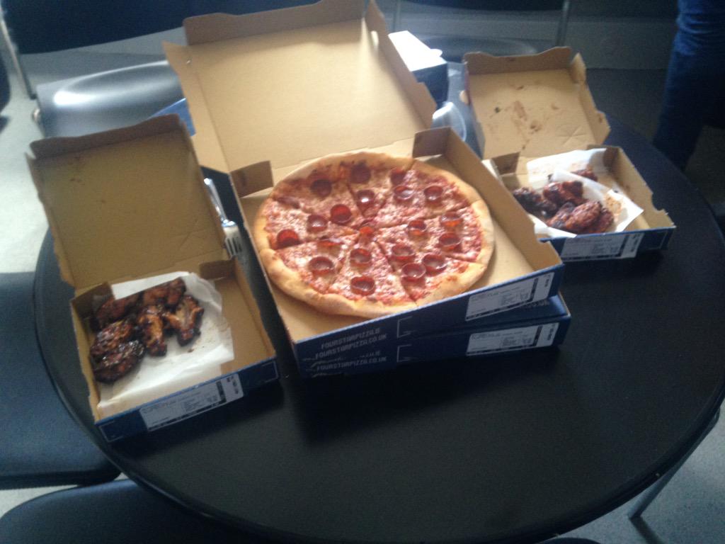 keel3y's tweet photo. Pizza and wings delivery to the @IrishMirror. Thanks @FOURSTARPIZZA! @Sob_92 #PulpChicken #ChickFlicks http://t.co/umlza3Fj4Q