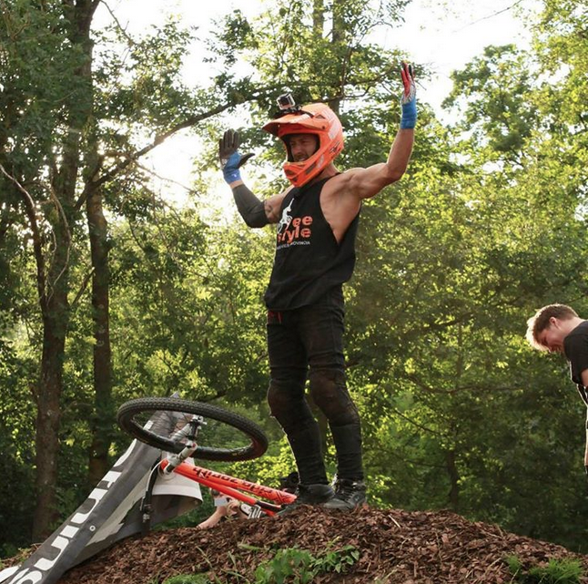 BAExtrema's tweet photo. "Funny time in #dirtparkbelsen #eurotrip2015 #alemania #livetoride @zenithbicycles @cascosNaranjasX @oscarmedinamtb " http://t.co/3qTc7OTaDY