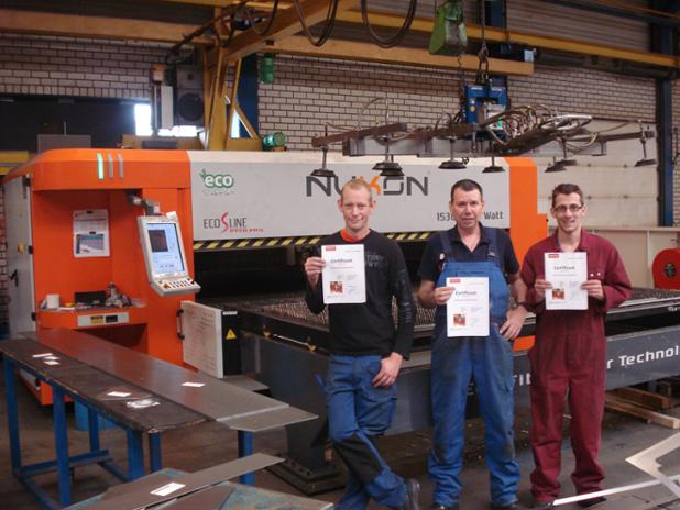 SmolenaersBV's tweet image. Deze vier collega's hebben een interne curcus lasersnijden behaald. De cursus werd intern gegeven door @primoteq #tbt