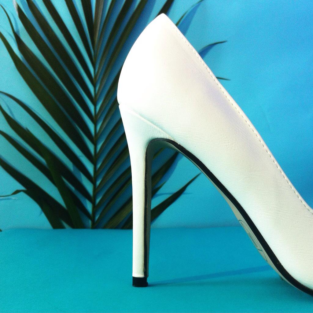 JessKingPhoto's tweet photo. Instagram recents @ jessiikiing #summer #accessories #sun #sea #heels #palmleaf #tropical #stilllifephotography http://t.co/HH38E5UX7q