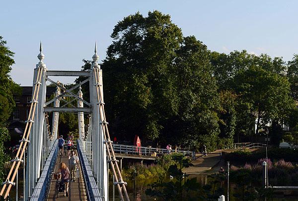 ESHomesProperty's tweet image. The point where the Thames ceases to be tidal - discover the town that's a hit with families: bit.ly/1OMZFJg