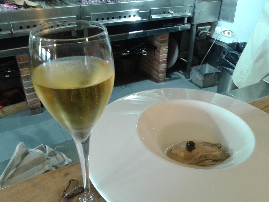 salsadechiles's tweet photo. Camino de La Salgar aperitivo en @GueyuMar. Ostra a la brasa con caviar y una copa de sidra brut EM http://t.co/nZwWywFWKI