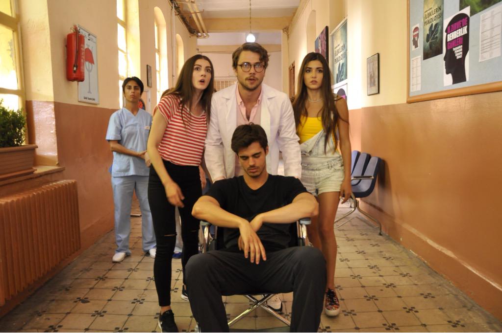 Güneşin Kızları yeni bölümüyle yarın akşam 20:00'da Kanal D'de! <a href="/burcu_ozberk/">Burcu Özberk</a> <a href="/berkatan/">Berk Atan</a> <a href="/HandeErcel/">Hande Erçel</a> <a href="/tolgasaritas/">Tolga Sarıtaş</a>