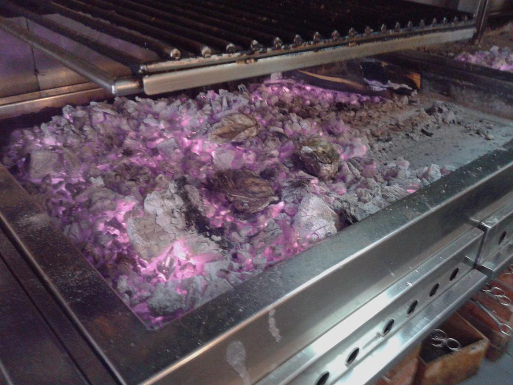 salsadechiles's tweet photo. Camino de La Salgar aperitivo en @GueyuMar. Ostra a la brasa con caviar y una copa de sidra brut EM http://t.co/nZwWywFWKI
