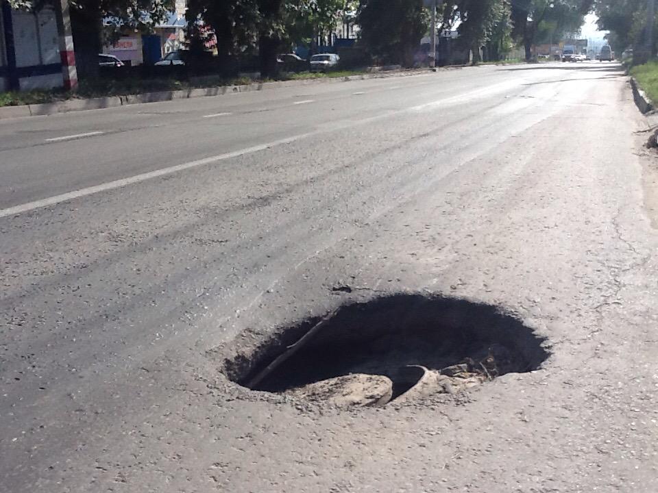 Старые советские канализационные люки. Открытый люк. Необычные канализационные люки. Ушел люк. Ушел люк.