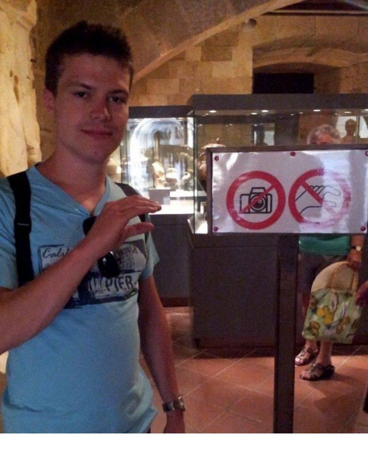 BathSaltsJesus's tweet photo. THEY CANT STOP A NiGGA FROM THROWiNG UP GANG SiGNS http://t.co/1dhHVQduVw