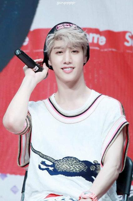 tuonmark's tweet photo. @extdhani hello noona /look at you/ http://t.co/bzZ6BWHxte
