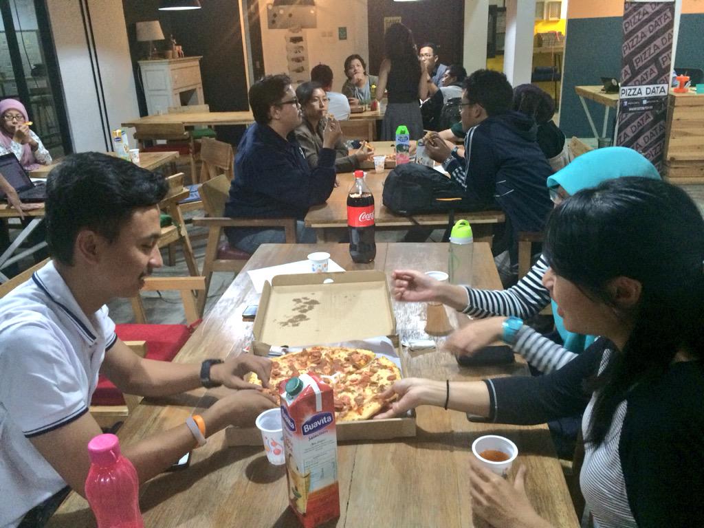 pizzadata's tweet photo. Yaaaay kita masuk acara utama. Makan pizza sambil ngomongin data #PizzaData 😆 http://t.co/pRFTNvxyiX