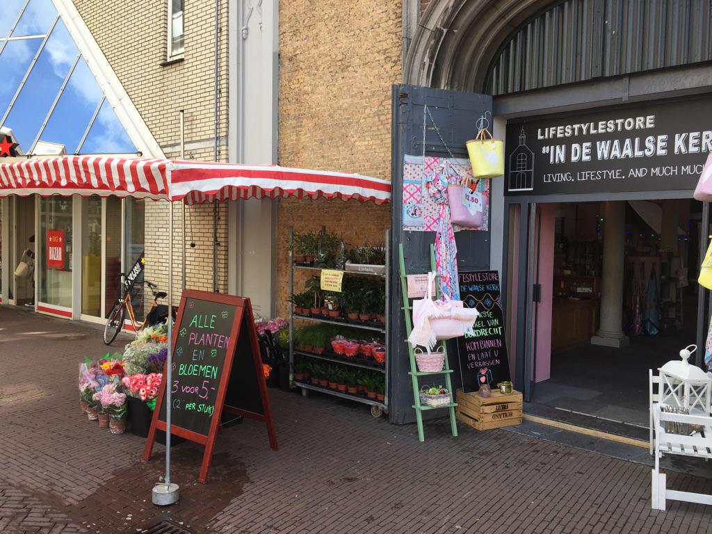 Waalkerk's tweet photo. Wij zetten vandaag de bloemetjes buiten #zomer #dordrecht http://t.co/K1AmO9xkpx