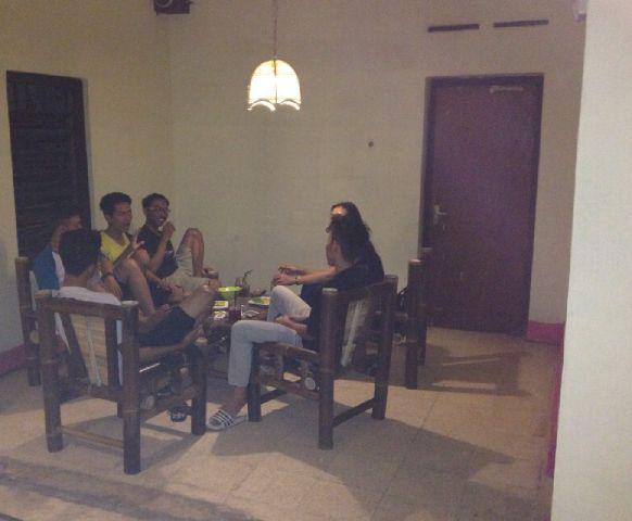 Lagi pada nongkrong nih di Famous Cafe . Terimakasih sudah mampir