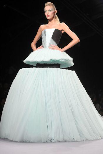 Fadhlaoui2's tweet photo. Je couple #viktor_rolf_robe 2010 #CreativeCups-mugs #insolite http://t.co/ag8pIYBt7K