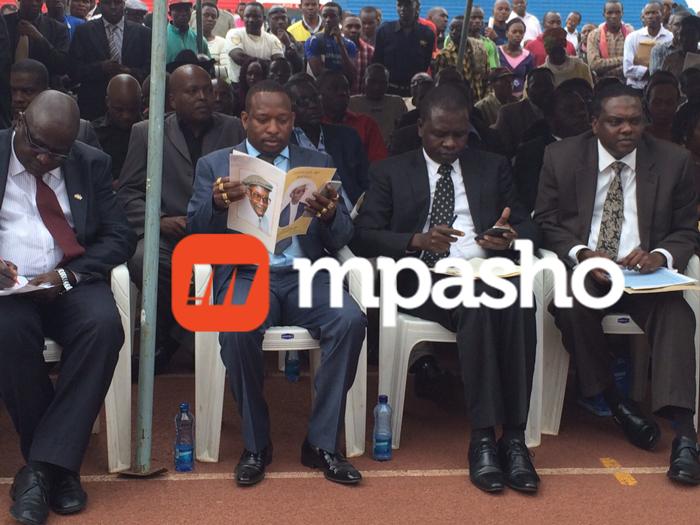 MpashoLIVE's tweet photo. Senator Mike Sonko Going Through Funeral Program #RIPMzeeOjwang #RIPOjwang http://t.co/x2ebIaj8SY