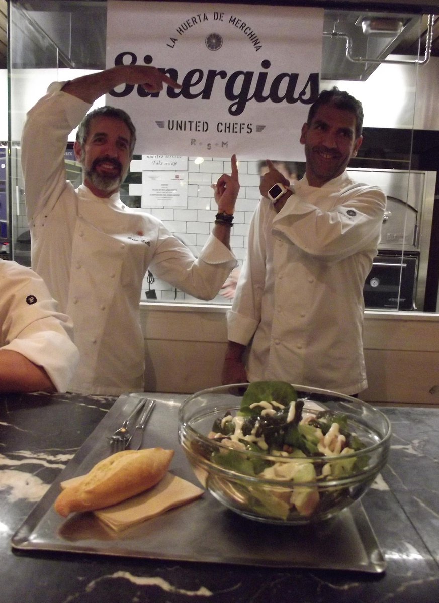 SinergiasGastro's tweet photo. Los chefs @PepeSolla y @PacoRoncero están llenando #LaHuertadeMerchina @SinergiasGastro de verduras! Tiene pintón! :) http://t.co/GNKibGbflz