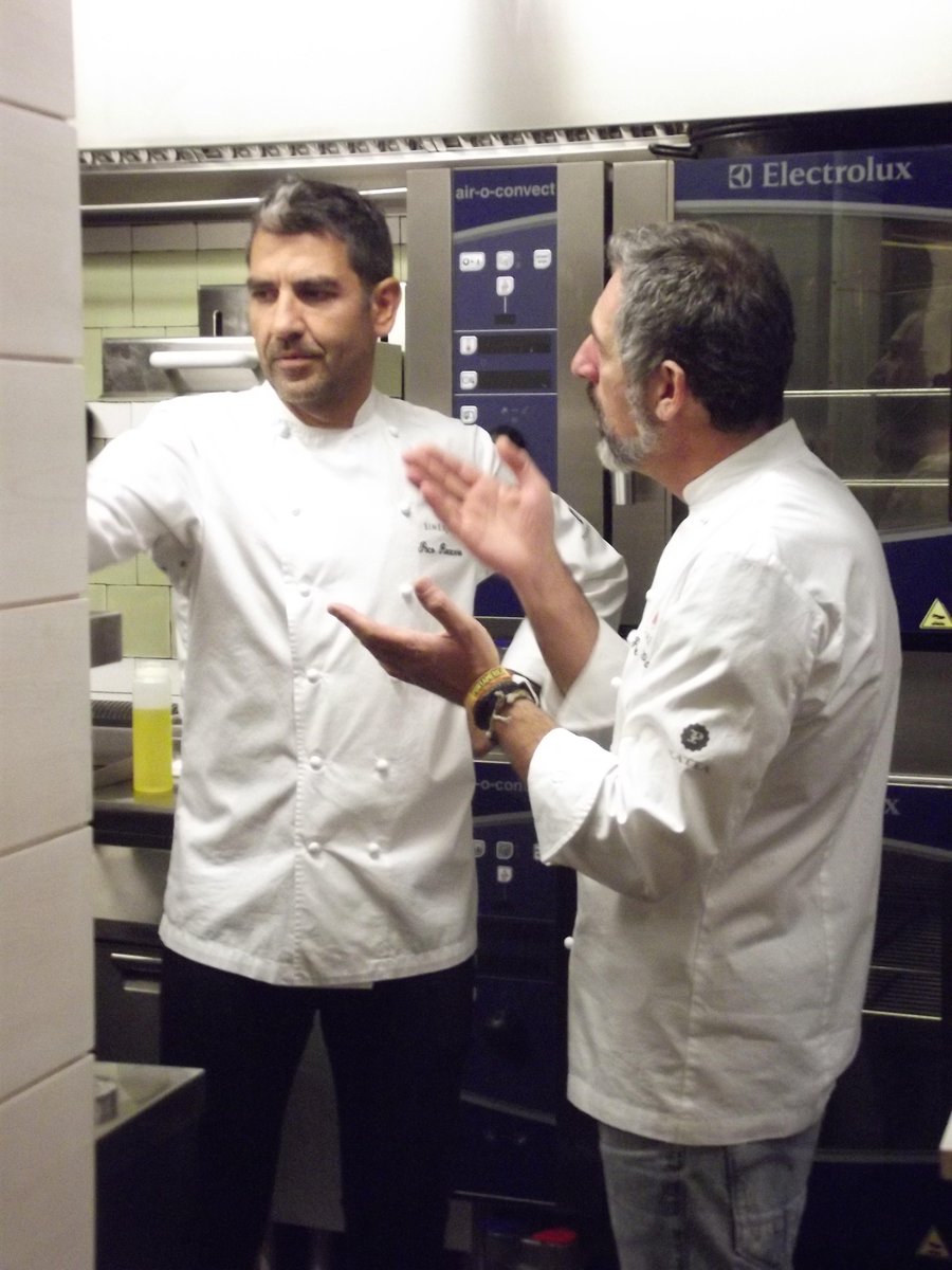 SinergiasGastro's tweet photo. Los chefs @PepeSolla y @PacoRoncero están llenando #LaHuertadeMerchina @SinergiasGastro de verduras! Tiene pintón! :) http://t.co/GNKibGbflz