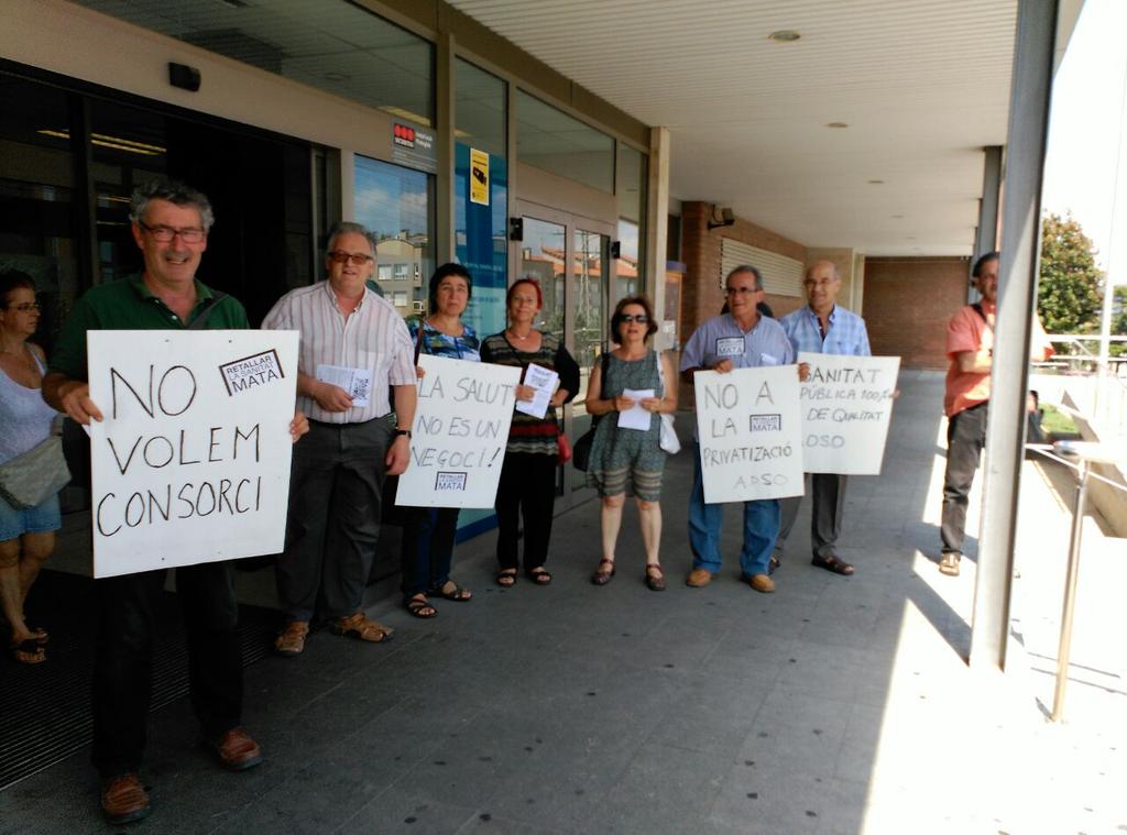 Ara mateix acció de l'ADSO a les portes de l'hospital de Vic contra la privatització de la sanitat pública