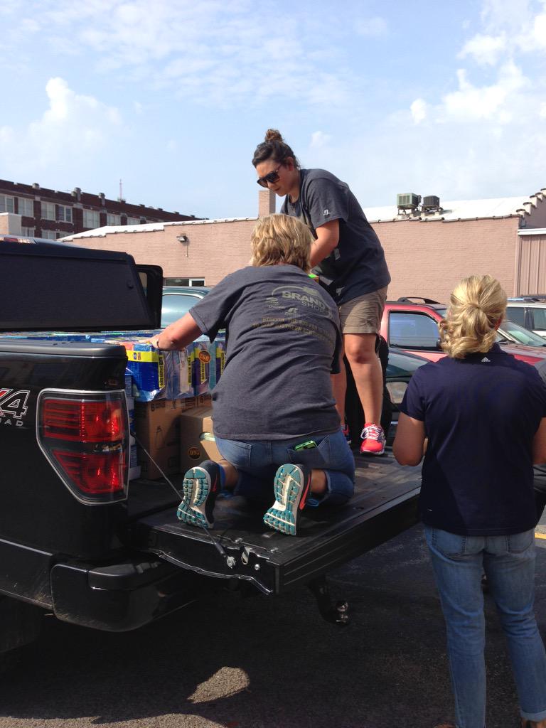 JOscarJr's tweet photo. Edmonson County is Un-Stuffing the Bus with the @tonyroseshow! #STB2015 http://t.co/Atdc5FjEoz
