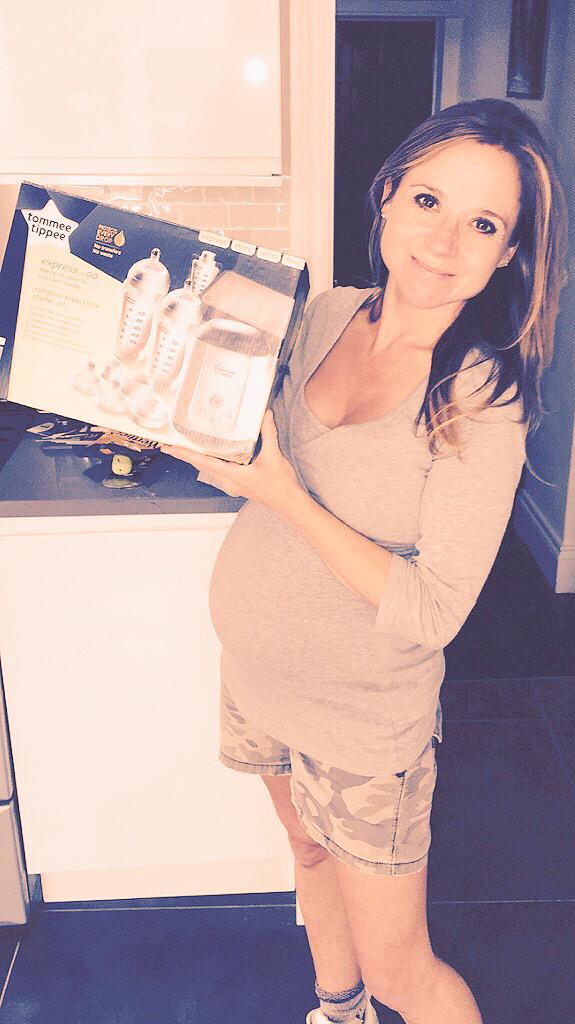 sjhoneywell's tweet photo. Anytime in next 5 wks #expressandgo will make mine & @AydenCallaghan lives a lot easier! Thanks @tommeetippee_UK 💙 http://t.co/XXlxmyvixO