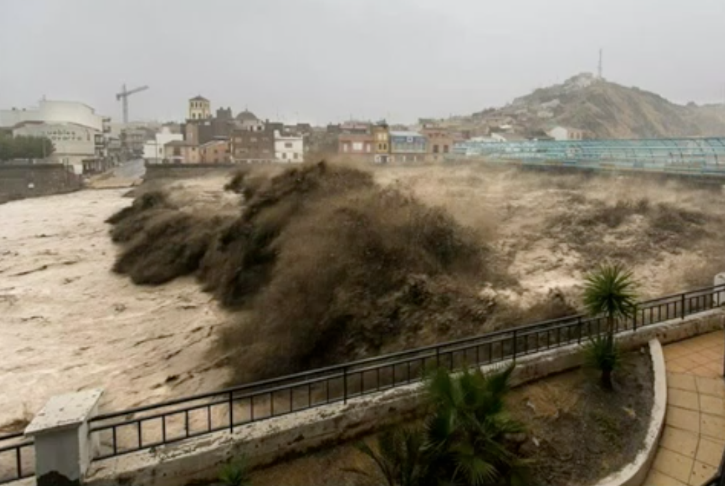 iAgua's tweet photo. Los sistemas de defensa ante inundaciones, a prueba: El caso de la riada de Lorca en 2012 http://t.co/KIVMYceAD8 http://t.co/8RtgijH73q